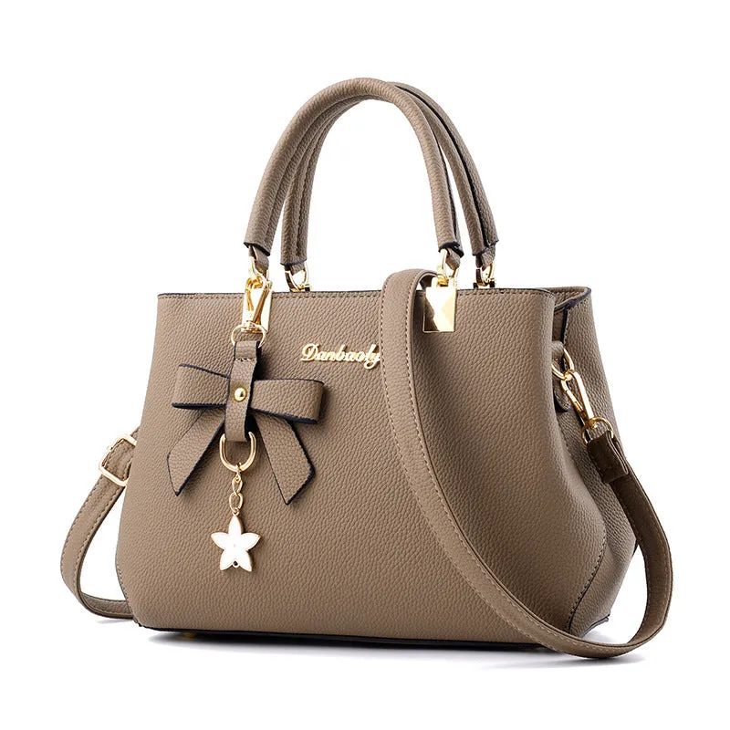 Michelle  Schultertasche mit Schleifenstern-Anhnger
